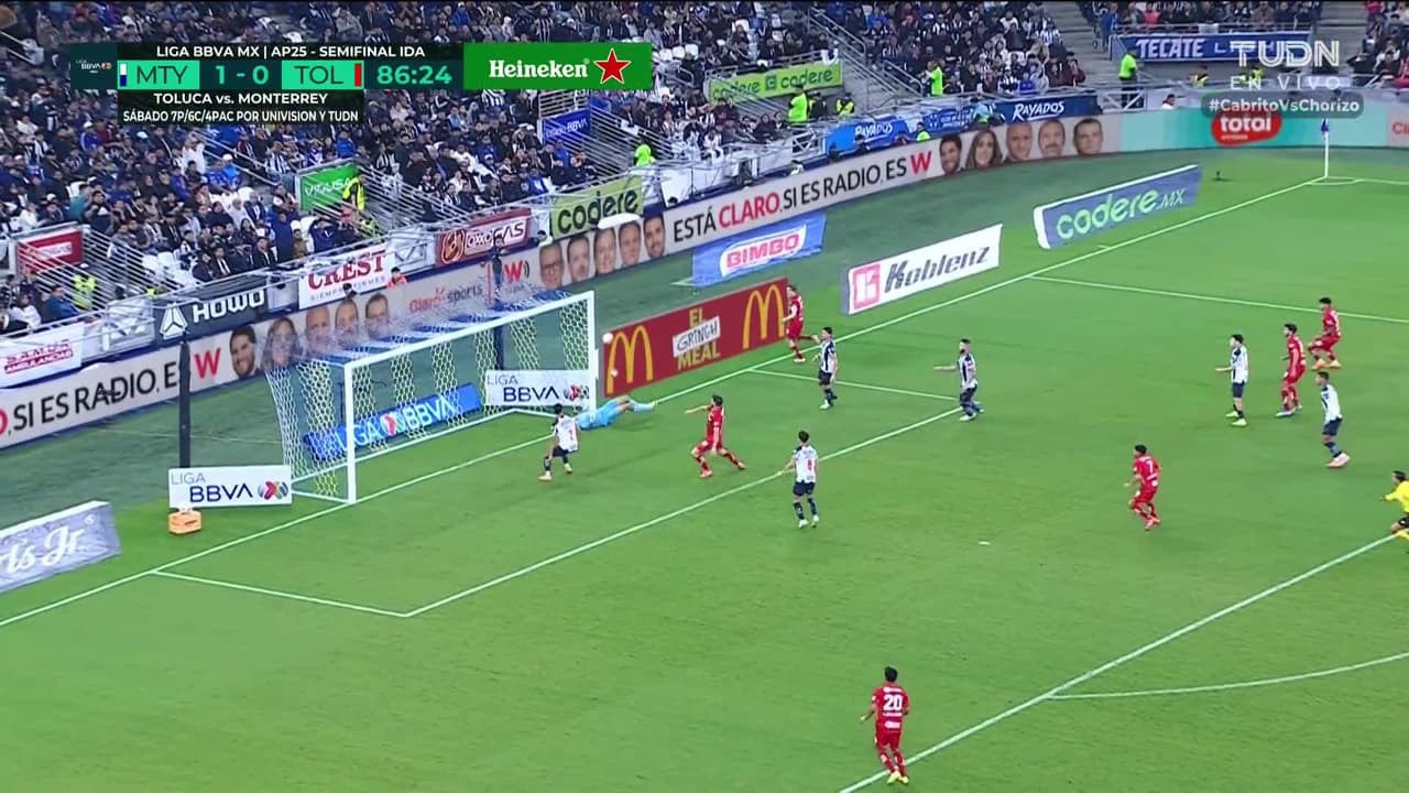 ¡CERCA! Marcel Ruíz disparó que se estrella en el poste.