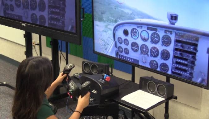 Estudiantes de California son los primeros en el mundo en aprender a edad temprana cómo pilotear aviones