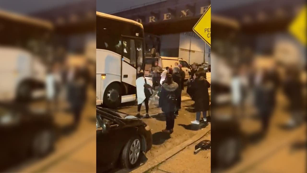Filadelfia recibe con asistencia a los inmigrantes enviados en autobús desde Texas por el gobernador Abbott