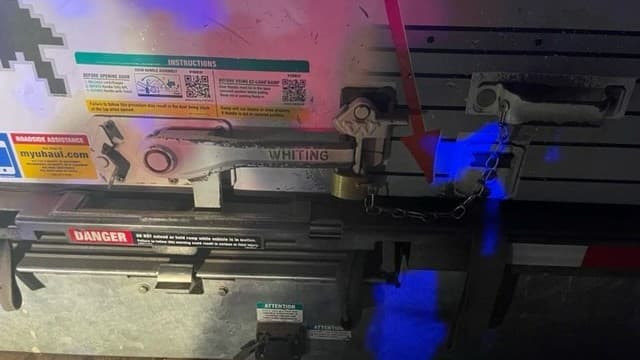 Con una cadena y un candado, así llevaban encerrados a los inmigrantes en el camión de U-haul.