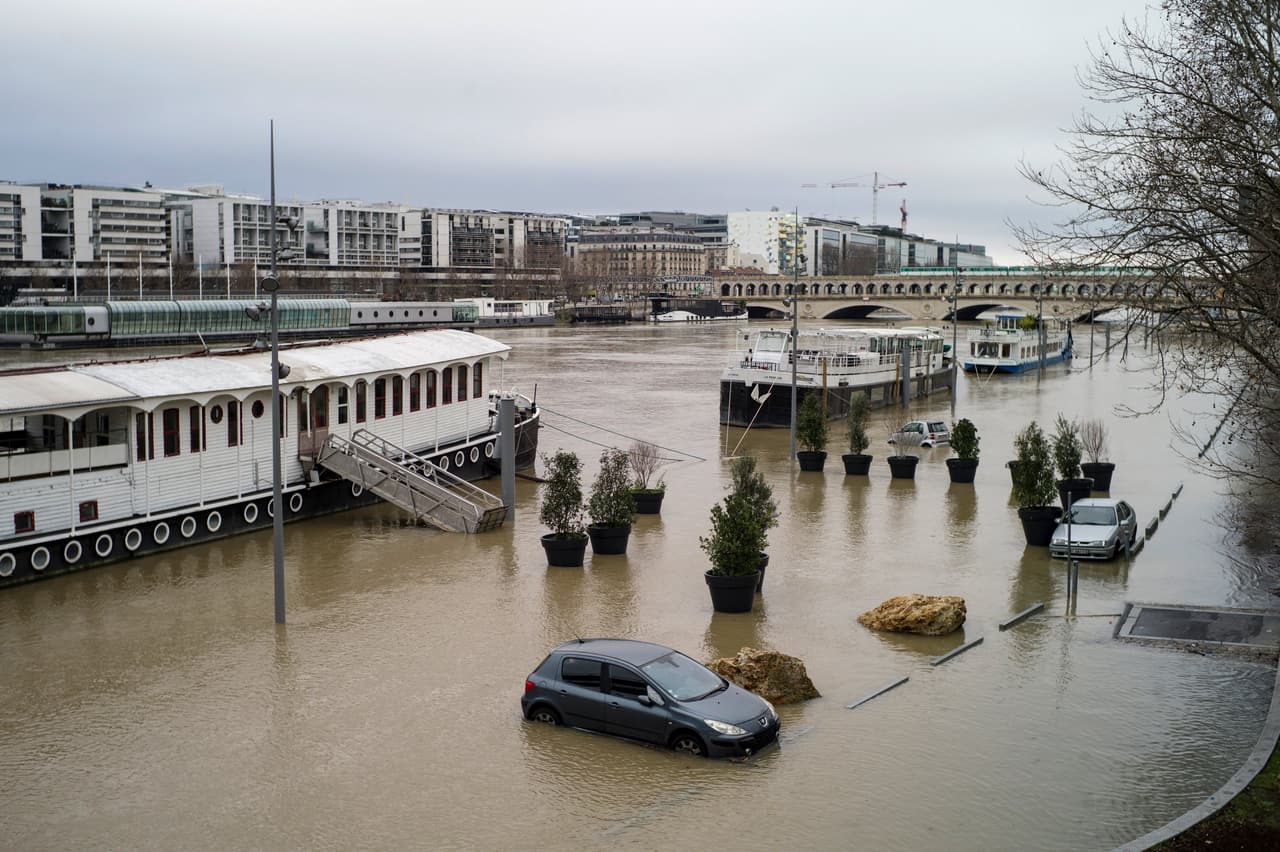 Algunos autos atrapados. Las barcazas amarradas a los muelles sumergidos parecen varadas en medio de un río mucho más ancho.