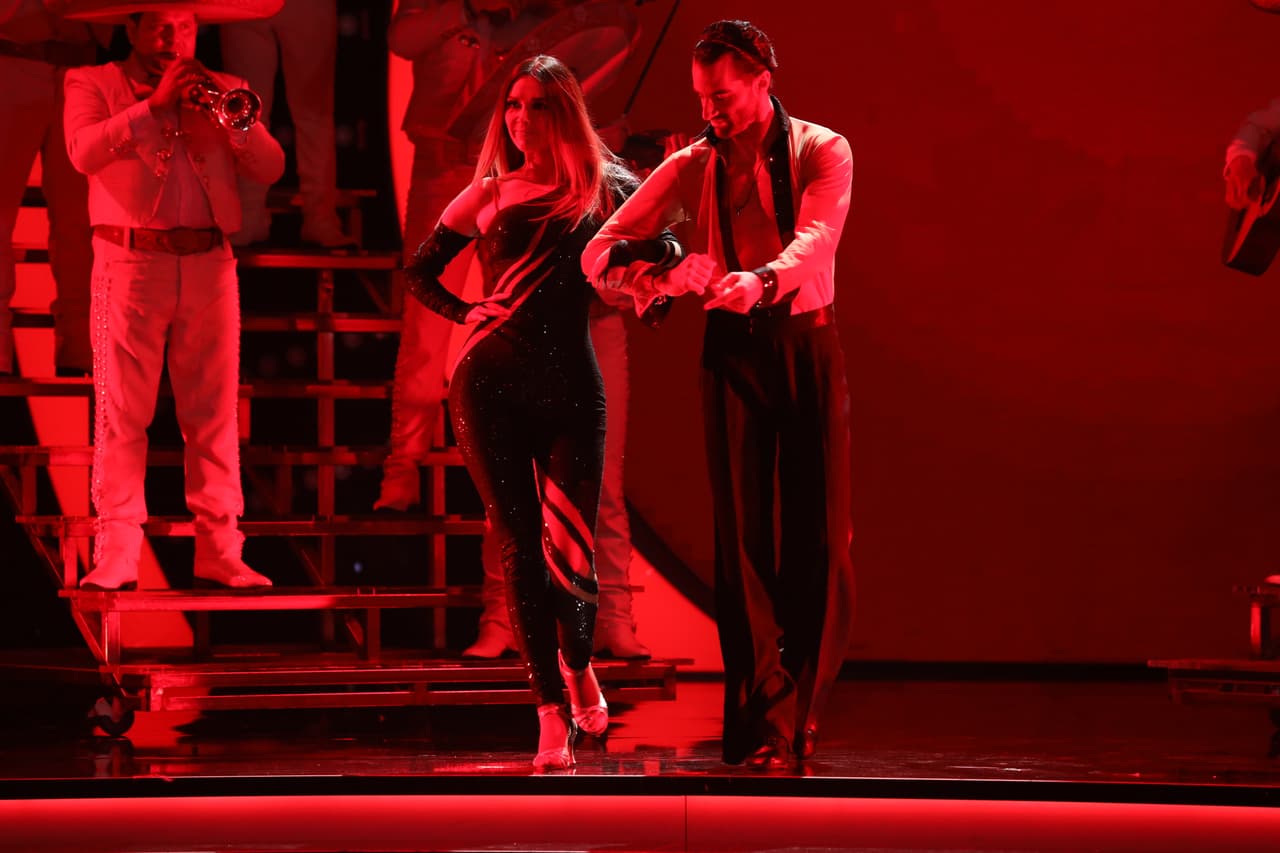 Se notó cómo, después de cuatro galas, la actriz había mejorado su sincronización y su destreza, moviendo aún más las caderas.
<br>