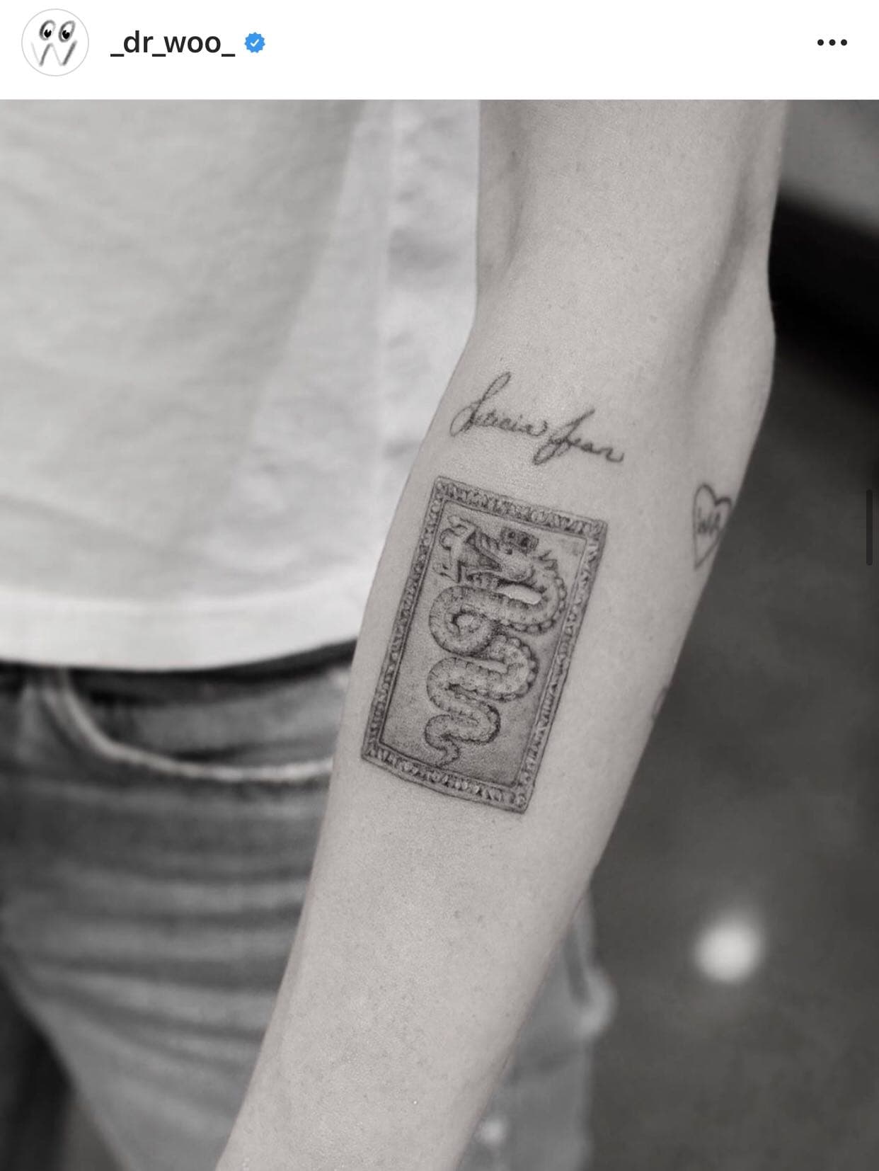 El artista comentó que el diseño estuvo inspirado en una antigua escultura que Cyrus encontró 
<b><a href="https://www.univision.com/famosos/besos-con-quien-miley-cyrus-se-separo-de-liam-hemsworth-y-esto-es-lo-que-sabemos-fotos" target="_blank">en un viaje a Italia</a></b>.