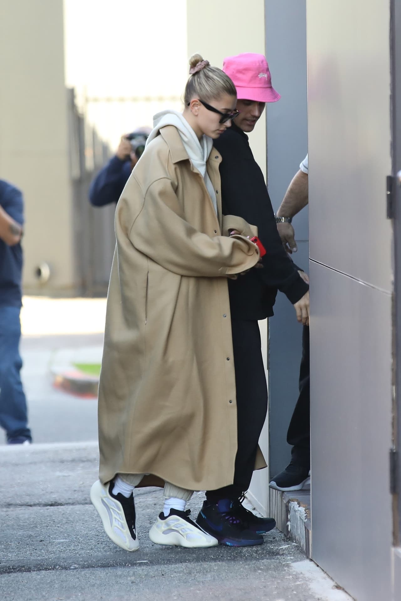 Ciertos fans interpretaron la letra como un cierre
<b><a href="https://www.univision.com/famosos/selena-gomez-explica-por-que-le-gustaria-que-justin-bieber-escuche-lose-you-to-love-me-fotos" target="_blank"> final a la relación</a></b> que sostuvo con Bieber. A horas del estreno, Baldwin publicó en Instagram que estaba escuchando la canción 
<b><a href="https://www.youtube.com/watch?v=ZQ_RSRgb_A0" target="_blank">'I'll kill you'</a></b> de Summer Walker. Algunos fans creyeron que la publicación de la modelo era una amenaza directa hacia Gómez y comenzaron a insultarla y criticarla.
<br>