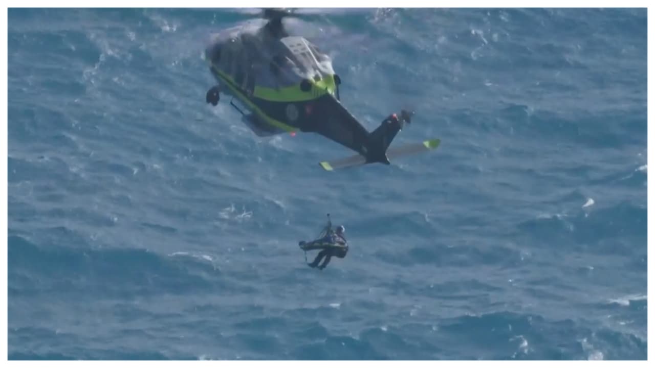 Captan rescate de una persona de un remolcador en el mar en la ensenada de Government Cut