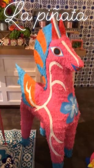 En la fiesta hubo antojitos y dulces mexicanos, y no podía faltar, la tradicional piñata.