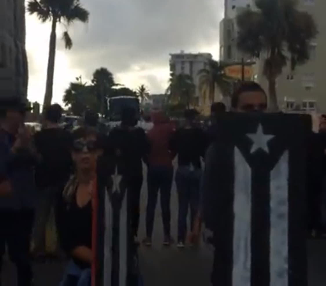 Manifestación contra foro sobre Promesa. Desde temprano intentan detener la 1era Conferencia de Promesa pautada para el miércoles 31 de agoto en el The Condado Plaza Hilton Hotel.
<br>