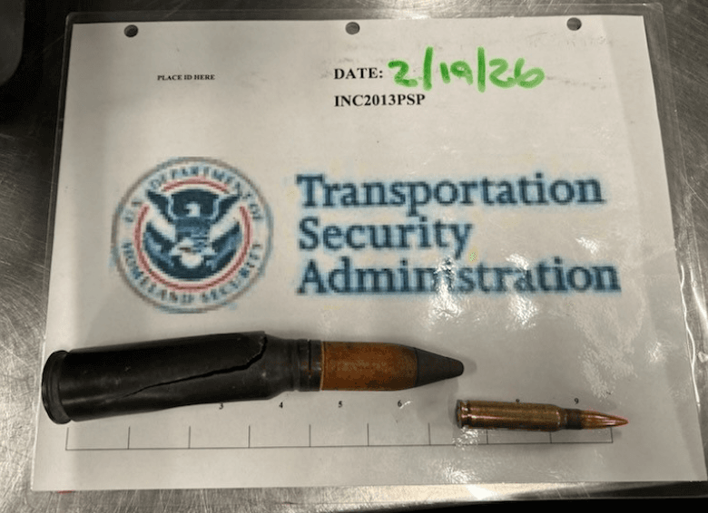 Un cartucho activo y agrietado de 30 mm fue descubierto dentro de un equipaje facturado en el aeropuerto de Palm Springs en febrero de 2026. Este tipo de munición está estrictamente prohibida.