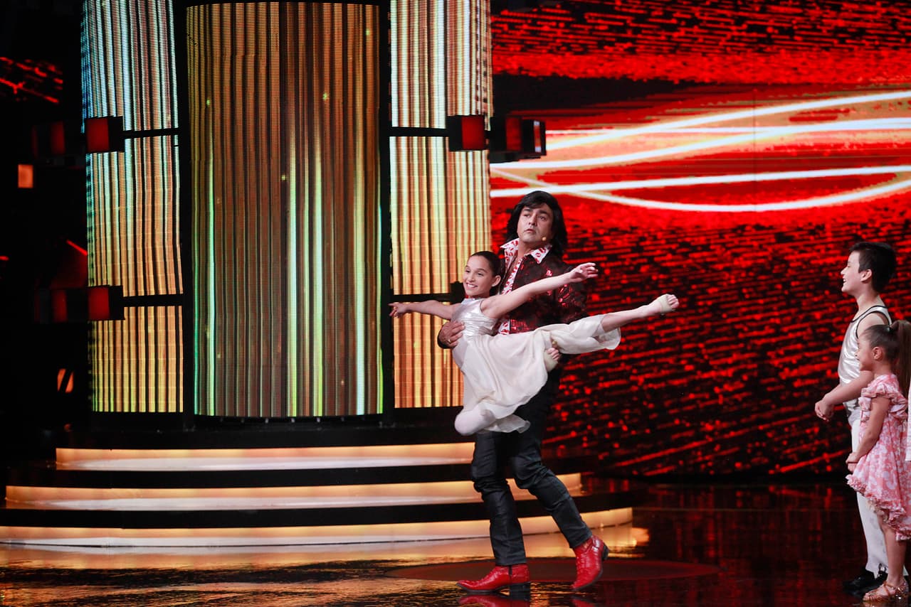 Albertano le dijo a la participante: "Ven Sarita, haz un arabesque".