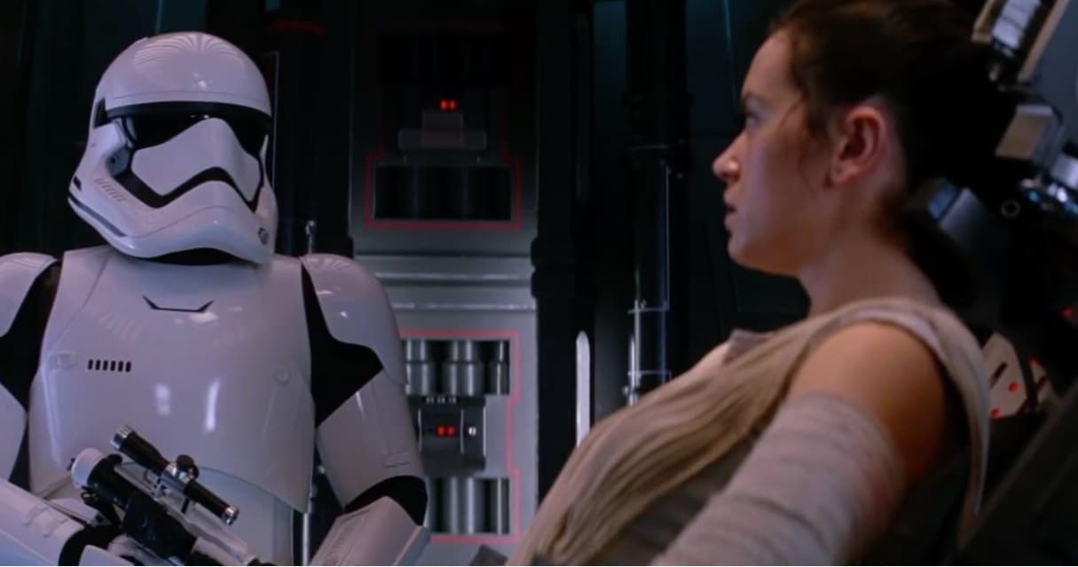 Su cara siempre estuvo debajo del casco, por lo que pasó desapercibido; sin embargo, lo que lo delató fue su voz, pues en una parte de la cinta tiene una interacción con Rey, quien logra controlar su mente y hacer que él la deje ir en libertad.