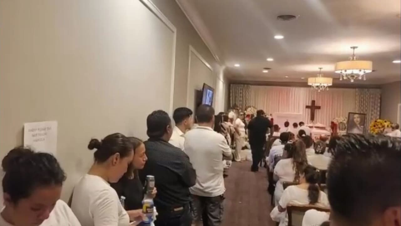 El velorio de Marcela Herrera se llevó a cabo el 22 de julio en el hogar de su familia. La afluencia de personas 
<b>fue tan grande que se consideró cerrar temporalmente la calle</b>. Amigos, vecinos y familiares llegaron con flores blancas a despedirla.