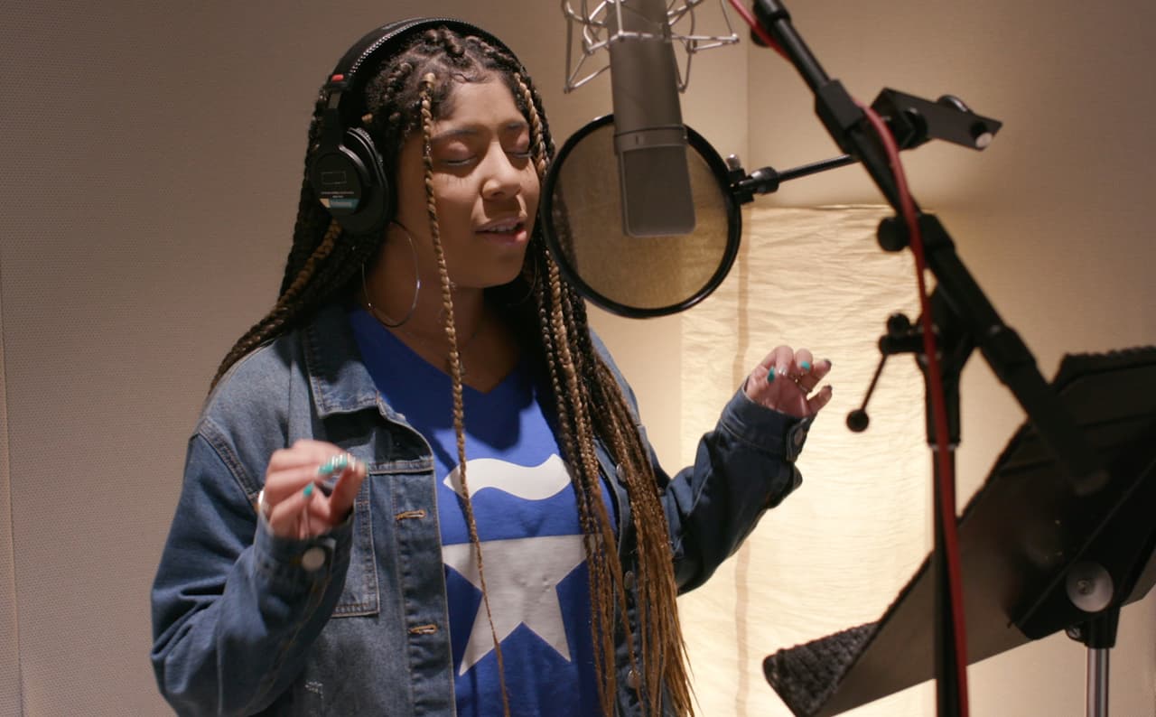 Ahora su voz sirve para animar a los hispanos de Estados Unidos, uno de los grupos más afectados por el coronavirus desde el punto de vista económico y de la salud. Rijos interpreta con solemnidad y sentimiento la versión en español del himno nacional que lanzó
<b><a href="https://www.weareallhuman.org/" target="_blank">We Are All Human Foundation</a></b> para reconocer la importancia que han tenido los latinos en el desarrollo de la nación y reafirmar la solidaridad de los miembros de esta comunidad.