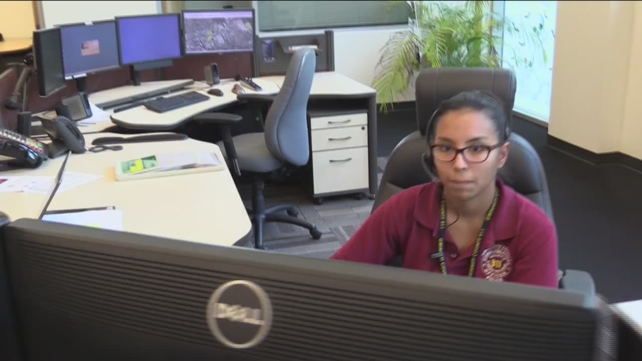 Tener empleados bilingües se ha convertido en una necesidad en Centros de Emergencia 911