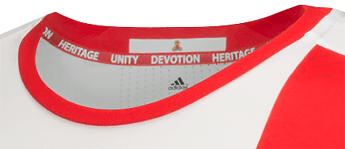 El cuello, en la parte interna, tiene una leyenda que lee en inglés "Unidad, Devoción, Herencia":