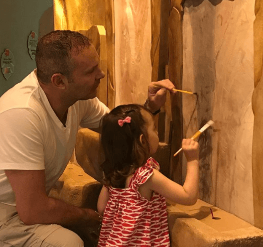 También se ven muy concentrados en cuidar a Michelle, que ya está un poco celosa del bebé que viene en camino.