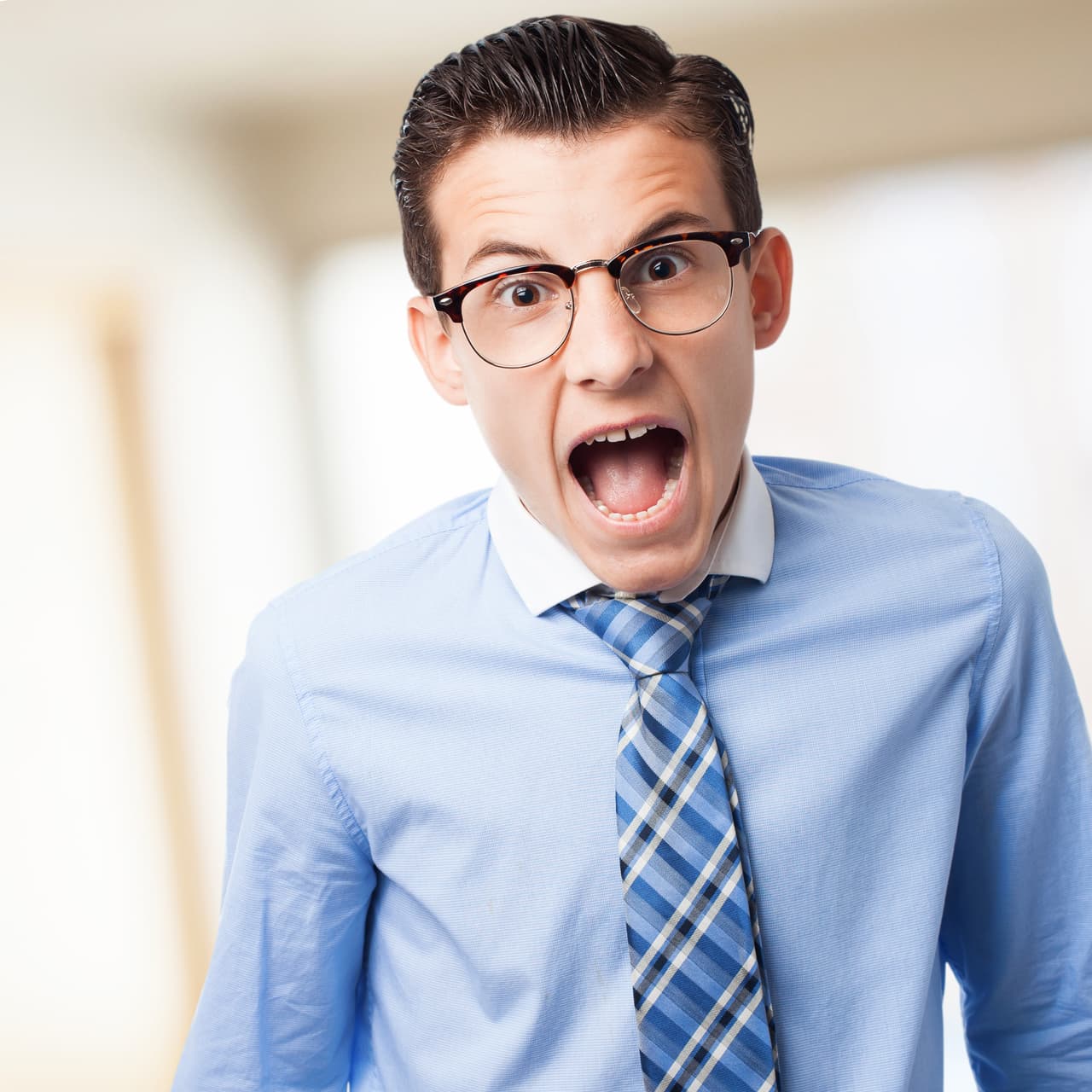 Posiblemente encuentres personas muy complicadas en tu trabajo que tratarán de estropearte la vida con comentarios negativos. Mantén la boca cerrada y por muchos deseos que tengas de compartir información pon a funcionar tu discreción. 
<br>
<br>Por Profesor Zellagro