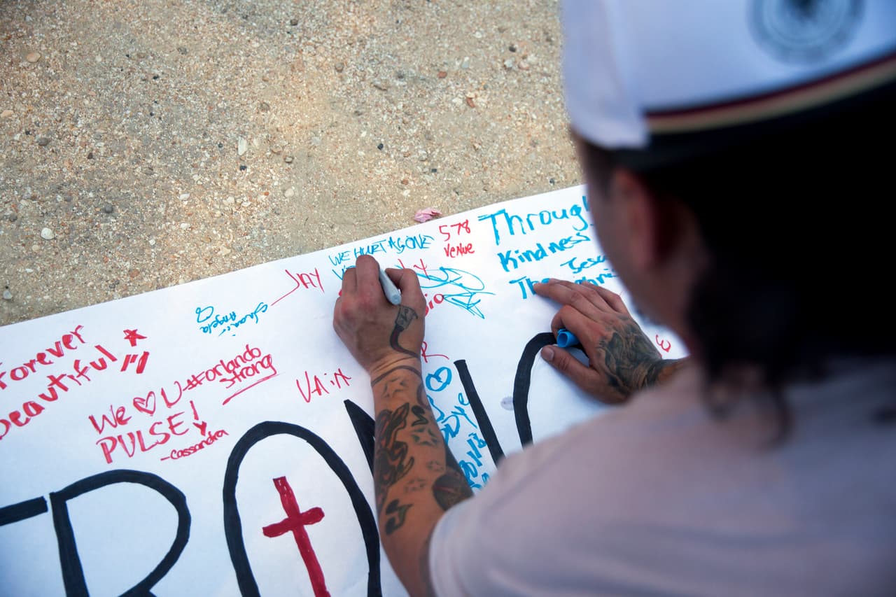 Los presentes dejaban sus mensajes escritos en un cartel.