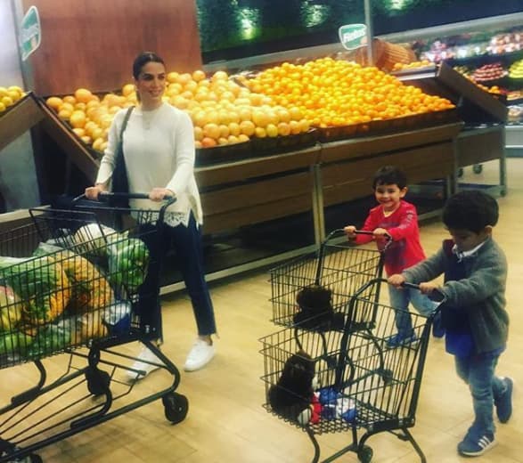 Manuel y Daniel acompañan a todos lados a su mamá, así lo ha dejado ver Bibi con cada una de sus fotografías.