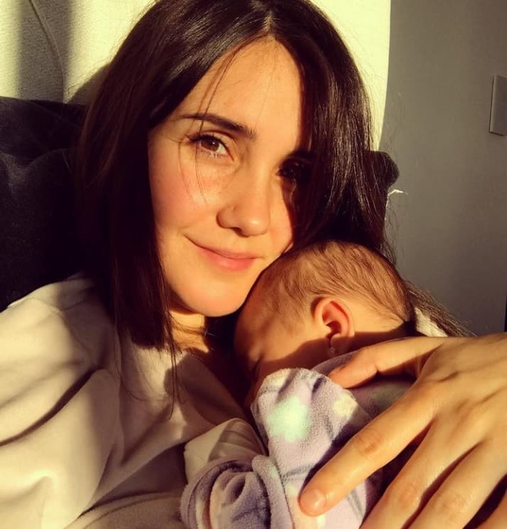 En medio de la maternidad, la cantante se dio el tiempo de lanzar estos días la canción 'Nunca', la cual escribió hace más de 10 años atrás. 
<br>