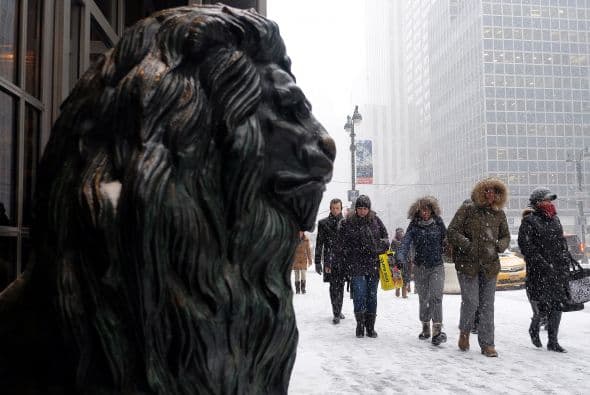 La ciudad que nunca duerme, hoy es azotada por una tormenta que no sólo la ha paralizado, sino que ha dejado a miles varados en aeropuertos nacionales e internacionales. Impresionantes las estampas de #NuevaYork el 26 de enero de 2015, una día para la historia de la 'Gran Manzana'