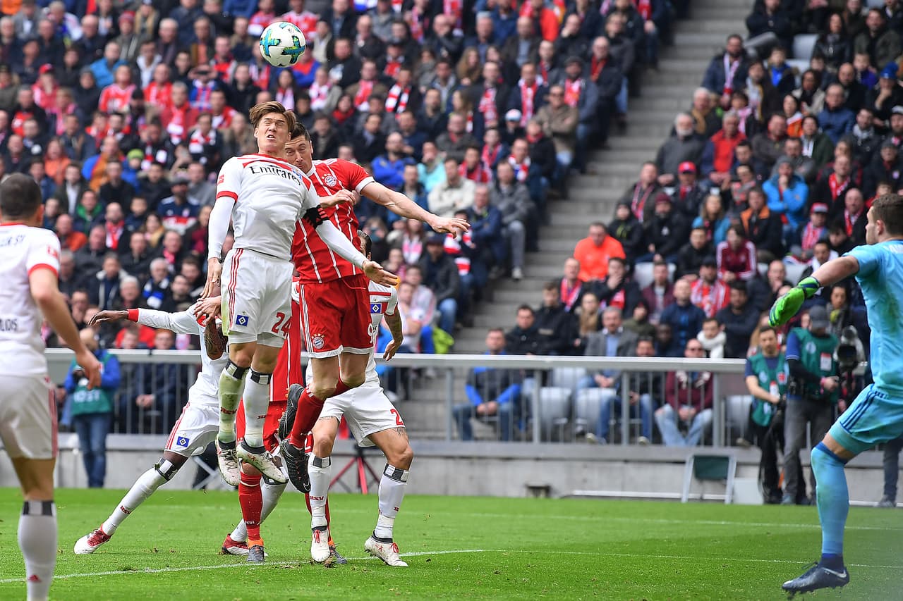 Luego apareció el goleador polaco Robert Lewandowski, quien anotó un doblete y con ello quedó solitario con 22 tantos como máximo artillero de Bundesliga.