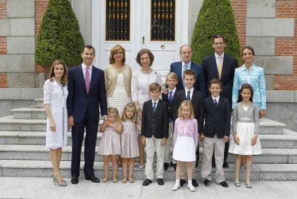 Pero eso no es todo ya que la monarquía española también recibe anualmente , 4,039,000 ($5,169,920) por concepto de gastos de personal, , 3,275,000 ($4,192,000) por bienes y servicios, , 206,152 ($263,874) como fondo para cubrir necesidades extraordinarias no previstas, , 100,000 ($128,000) para inversiones, , 1,200,000 ($1,536,000) para cubrir cenas, recepciones, almuerzos, regalos y fotografías, y , 300,000 ($384,000) por gastos de transportes y alojamiento del personal de servicio.