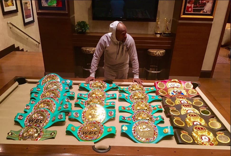 Floyd Mayweather Jr presumió sus 23 cinturones