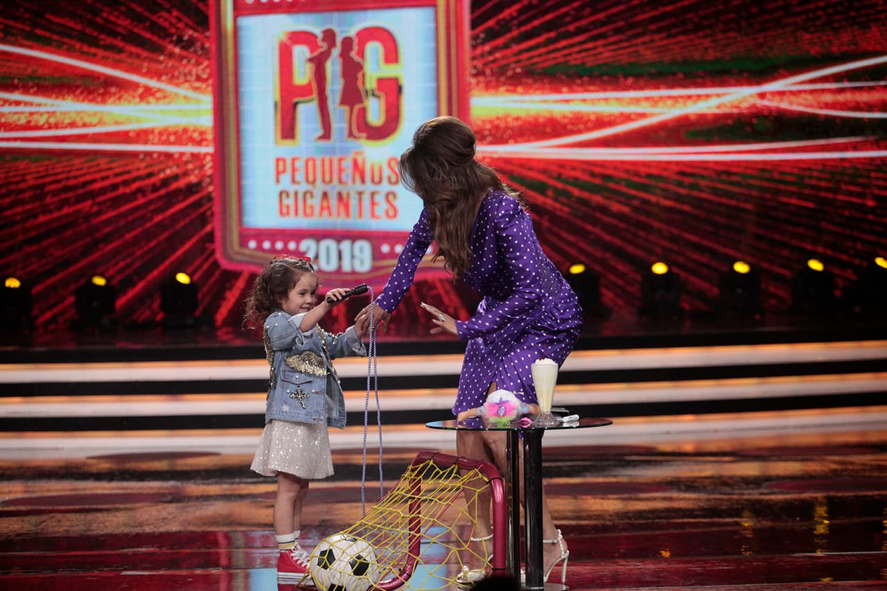 Para el siguiente reto, Gali le pidió a Danna que brincara la cuerda tres veces.