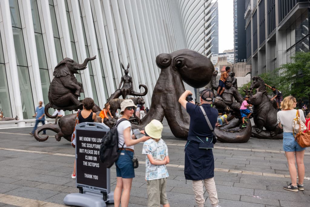 No se necesita boleto ni hacer fila para disfrutar de la escultura. Tampoco hay que pagar. Lo único que tienen que hacer las personas es respetar a los demás.