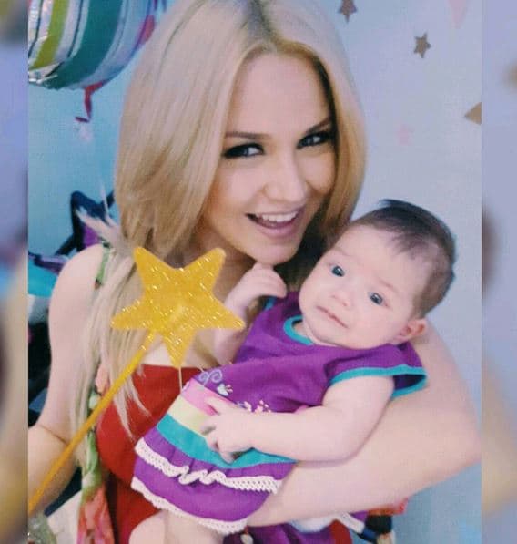 Gred se está disfrutando al máximo su tiemp o de maternidad con la pequeña princesita.