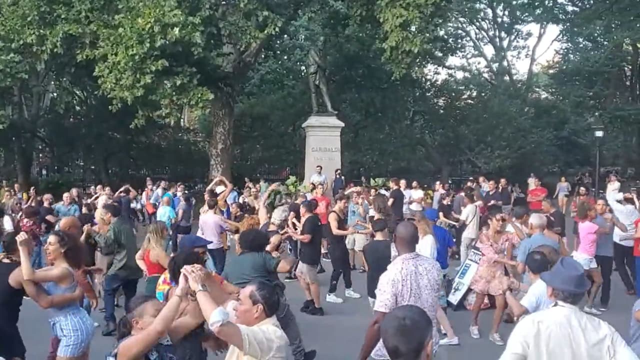 <b>3.- ¡A bailar!</b>
<br> Disfruta de una tarde o mañana de baile de forma gratuita con una serie de eventos organizados por la Ciudad. 
<br> 
<br>
<b>Discoteca silenciosa</b>
<br> Fecha: 30 de agosto
<br> Lugar: Blake Hobbs Playground en Manhattan
<br> Hora: 5:00 a 7:00 pm
<br> * Se repartirán audífonos conforme vayan llegando
<br>
<b><a href="https://www.nycgovparks.org/events/2024/08/30/silent-disco-at-blake-hobbs-playground" target="_blank">Más información en el siguiente enlace</a></b>
<br>
<br>
<b> Clase de Zumba en Staten Island</b>
<br>
<br> Fecha: 31 de agosto
<br> Lugar: Faber Skate Park en Staten Island
<br> Hora: 9:00 a 10:00 am
<br> 
<b><a href="https://www.nycgovparks.org/events/2024/08/31/zumba1" target="_blank">Más información en el siguiente enlace</a></b>
<br>
<br> 
<b>Clase de Zumba en Brooklyn</b>
<br> Fecha: 31 de agosto
<br> Lugar: St. John’s Recreation Center, 1251 Prospect Place
<br> Hora: 10:00 a 11:00 am
<br> 
<br> Más clases de baile gratuitas durante el fin de semana en los cinco condados, 
<b><a href="https://www.nycgovparks.org/events/dance/f2024-08-30/t2024-09-02" target="_blank">da clic en este enlace</a></b>.