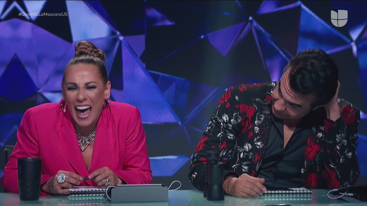 Las carcajadas de Consuelo no pueden faltar en cada programa, hemos notado que, algunas veces, es solo risa de nervios y confusión por no saber quién está tras los disfraces.