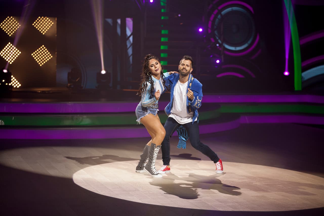 Para la ronda de salvación, Mike y su pareja de baile, Melissa, ejecutaron a ritmo de género urbano
<b><a href="https://www.univision.com/shows/mira-quien-baila/la-bola-de-fuego-que-salvo-a-mike-bahia-de-la-sentencia-video">el tema 'Fireball'.</a></b> Al igual que en su primer número, conquistó al jurado.