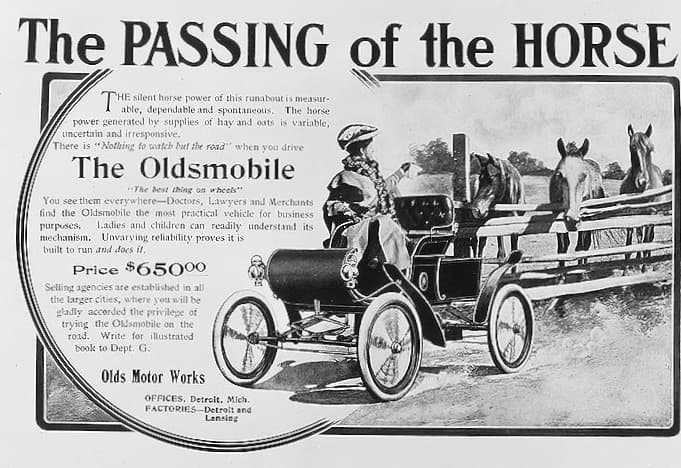 En este anuncio de 1905 Oldsmobile ilustra como el vehículo de motor deja atrás al caballo, un lujo que la compañía podría satisfacer por tan sólo $650, el equivalente a $15,375 de hoy. Una de las frases más curiosas del aviso es la que dice: "Damas y niños pueden entender su mecanismo rápidamente", una comparación que justificadamente las damas de hoy en día jamás tolerarían.