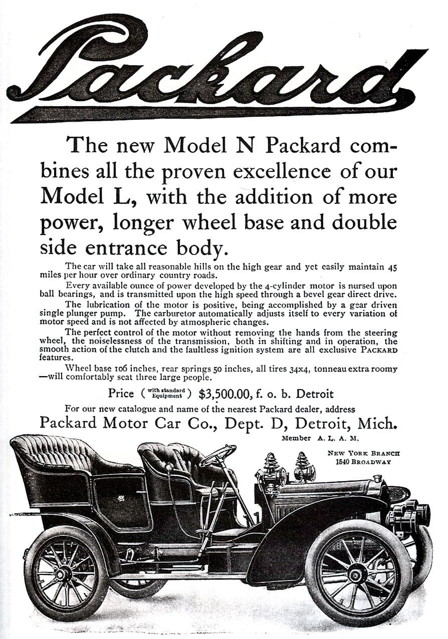 Aparte de una nueva carrocería con entrada para pasajeros por ambos lados, este anuncio del Nuevo Packard Model N de 1905 promueve una base de ejes más larga y más potencia. Algunas cosas nunca cambian.