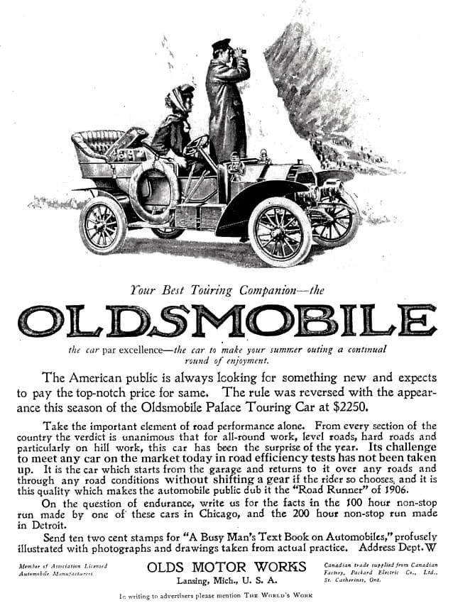 En este anuncio de Oldsmobile de 1906 se puede apreciar una auto de motor frontal con radiador cuyas formas se acercan más a las del automóvil moderno que las del Curved Dash. El precio sin embargo es astronómico. $2,250 hace 110 años equivalían a $56,728.11 de hoy en día.