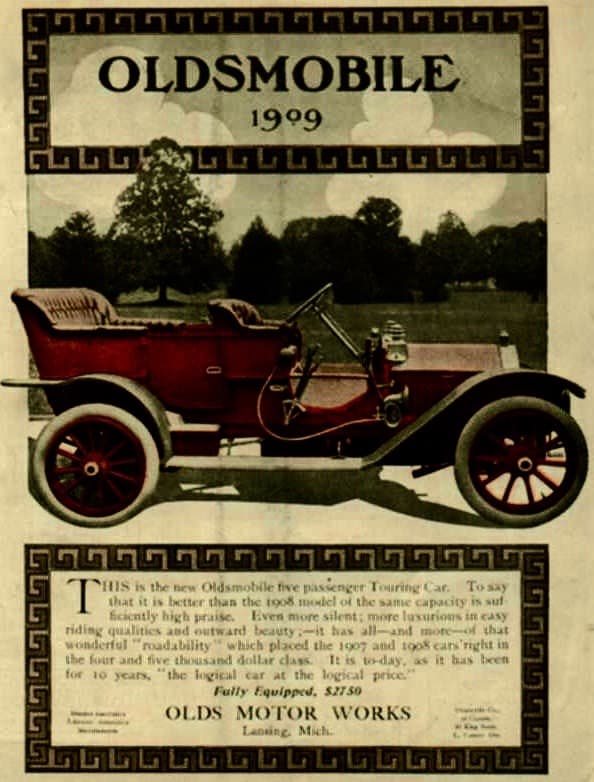 Para 1909 Oldsmobile ya formaba parte del incipiente y errático imperio que era General Motors en sus primeros días en manos de William Crapo Durant. Este sedán abierto de 5 puestos era totalmente nuevo en 1909 y podía ser adquirido por $2,750. Durant fue retirado de la presidencia de GM por sus acreedores sólo para regresar al tope en 1916 a través de una adquisición de capital accionario.