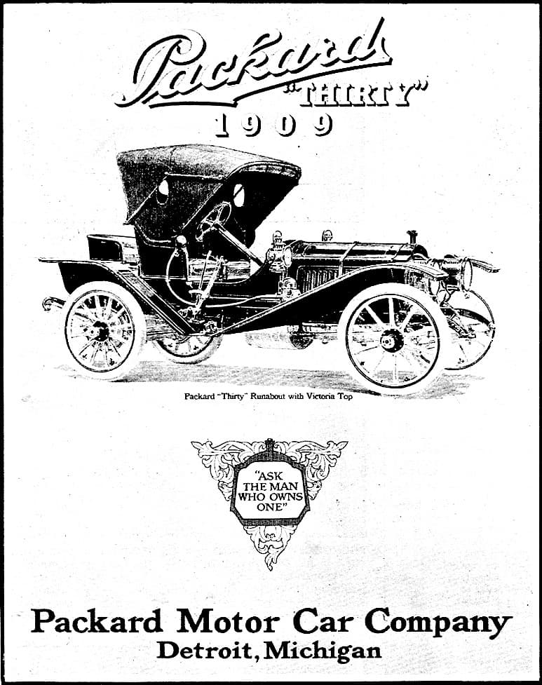 El Packard "Thirty" de 1909 era uno de los autos de lujo más prestigiosos en los Estados Unidos y aunque el concepto de auto deportivo estaba aún por definirse, su configuración de 2+2 atraía a los compradores más jóvenes y aventureros.