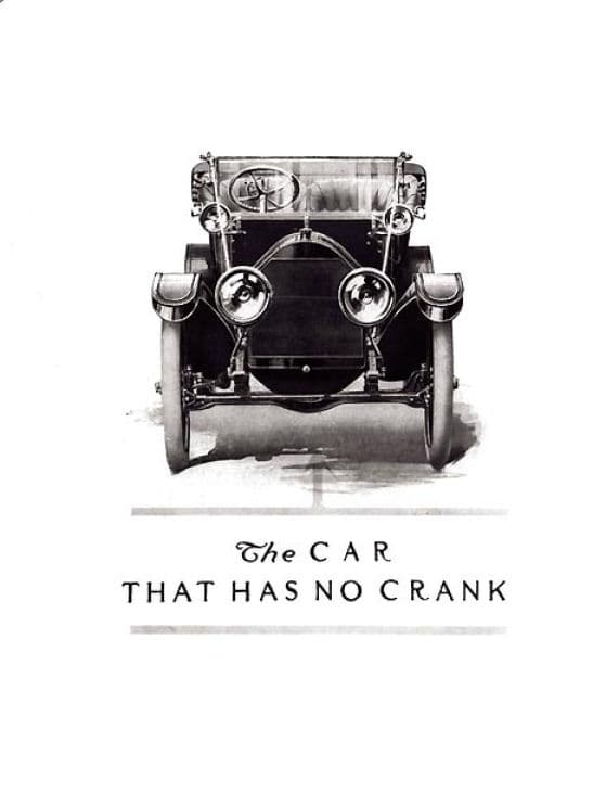 "El auto que no tiene manivela" Cadillac se refería en este simple anuncio de 1912 a la manivela externa para arrancar al motor. Ese año Cadillac hizo estándar en todos sus modelos el auto arranque de Kettering haciendo innecesario manipular la manivela que en caso de fallar podía dislocar el brazo del operario. El resto de la industria imitaría a Cadillac en muy poco tiempo.