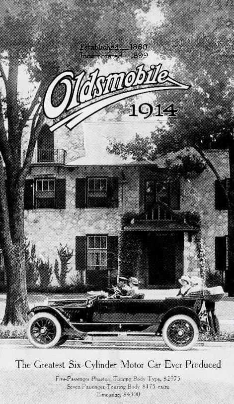 Ya en 1914 los pequeños Oldsmobile Curved Dash habían sido superados, olvidados y reemplazados por una línea de vehículos que ofrecía carrocerías abiertas, cerradas, coupes, sedanes y limusinas con potentes motores de 6 cilindros, bajo la protección, supervisión y patrocinio de General Motors. La imagen muestra un espectacular Oldsmobile Phaeton de 5 pasajeros. El futuro lucía brillante.