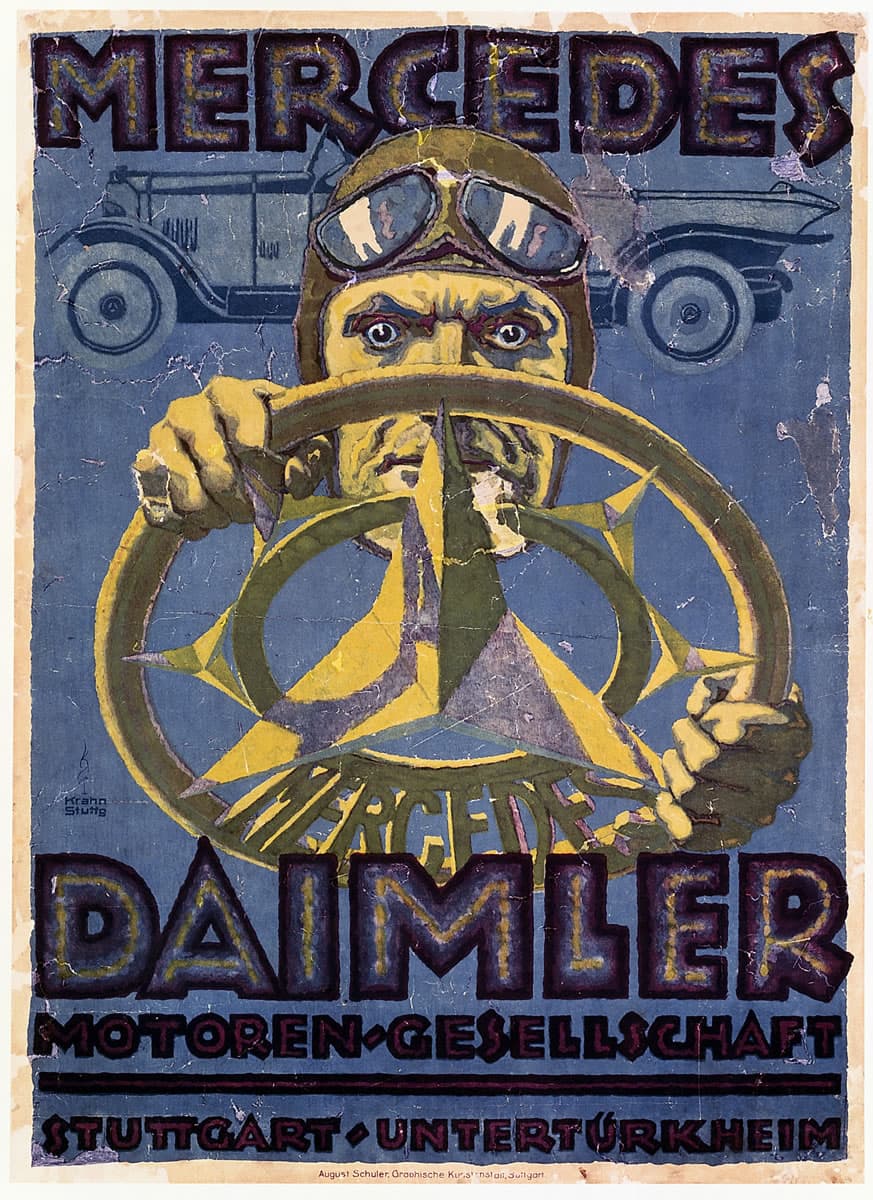 Este anuncio sin fecha de Daimler, constituye una interesante muestra del expresionismo aleman aplicado a la venta de automóviles. El volante al que se agarra el algo trastornado piloto es la estrella de Mercedes que indica el dominio de Daimler sobre tierra, agua y aire. En esos días Daimler también construía motores marinos y de aviación.