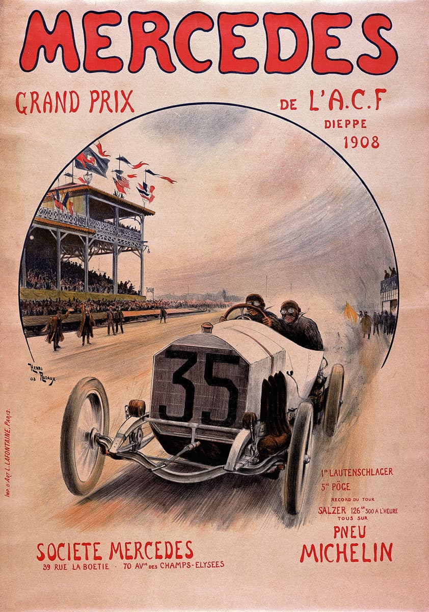 Este hermoso afiche promocional celebra el triunfo de Mercedes en la tercera edición del Grand Prix de Francia. El ganador, Christian Lautenschlager a bordo de un Mercedes simplex de 1908, llegó a 9 minutos del corredor en segundo lugar a bordo de otro Mercedes. El Grand Prix de Francia era la carrera de autos más prestigiosa del mundo en esos días.