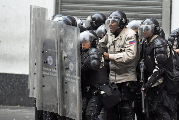Pero la marcha solo logró avanzar dos calles antes de que fuese bloqueada por centenares de policías y agentes de la Guardia Nacional, dotados con equipos antimotines.