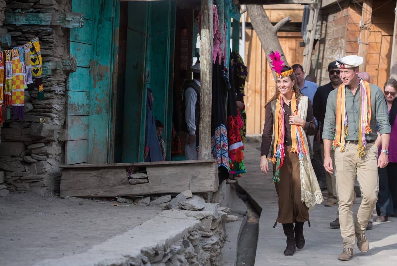 Según el traductor, la madre de Diana no pudo viajar a Chitral para conocer a la princesa porque justo estaba embarazada, pero la abuela de la joven sí logró estar allí en aquella ocasión.