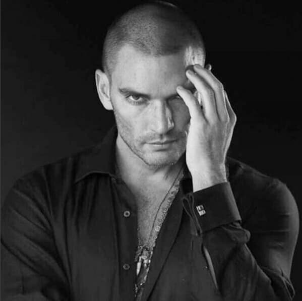 Pero eso no fue todo, en la trama el personaje de Ernesto de la Colina decide raparse en solidaridad con el personaje de Betty Monroe. ¡Así que le dijo adiós a su cabello!