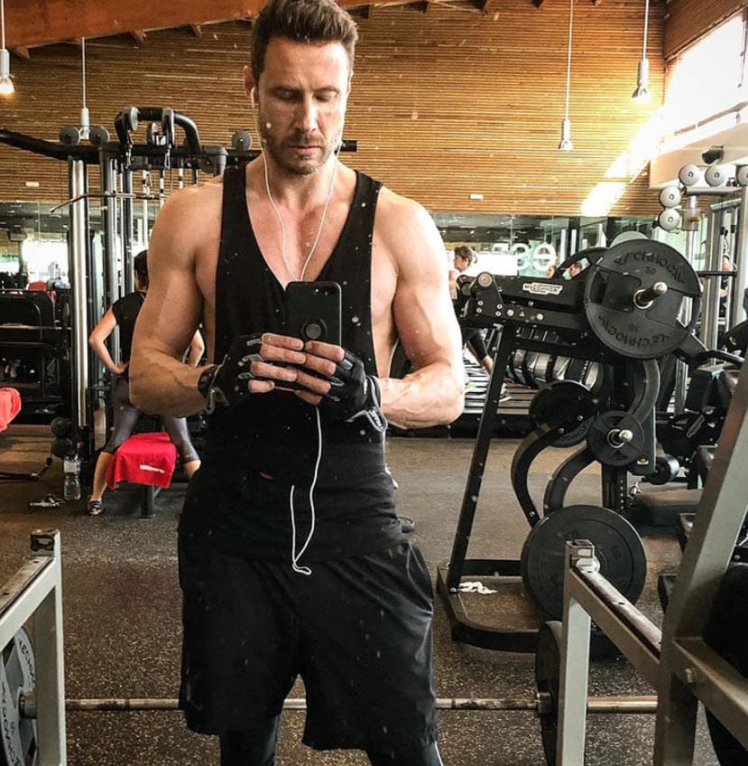 Madrigal, quien en febrero de 2019 se le vinculó sentimentalmente con 
<b><a href="https://www.univision.com/famosos/eiza-gonzalez-hace-llorar-a-su-mama-y-es-por-una-muy-buena-razon-fotos" target="_blank">Glenda Reyna, madre de la actriz Eiza González</a></b>, explicó que ahora está preocupado por él, por su madre y el resto de su familia que estuvieron expuestos, sin saberlo, al virus. 
<br>