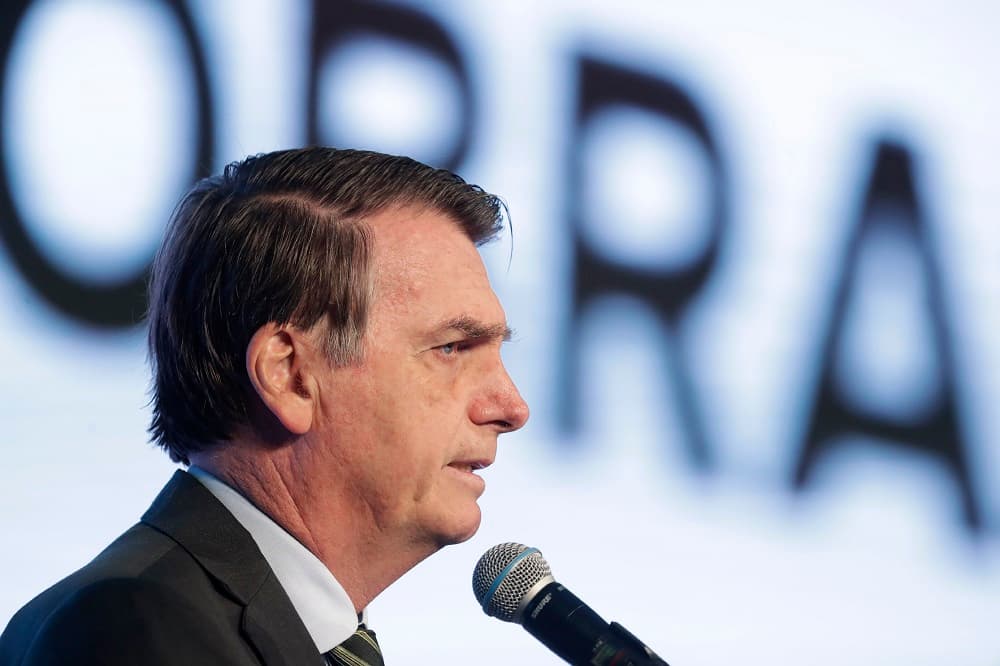 Bolsonaro (en la imagen), sin embargo, insinuó este miércoles que organizaciones no gubernamentales (ONG) pueden estar detrás de los incendios desatados en la Amazonía. "Puede haber, sí, y no estoy afirmando, una acción criminal de esos 'oenegeros' para llamar la atención contra mi persona, contra el Gobierno de Brasil, y esa es la guerra que nosotros enfrentamos", declaró a periodistas sin mostrar pruebas. Bolsonaro ha sido criticado por los ecologistas por sus 
<b><a href="https://www.univision.com/noticias/medio-ambiente/en-peligro-con-bolsonaro-la-amazonia-el-cambio-climatico-y-el-futuro-del-planeta-entero" target="_blank">medidas destinadas a una menor protección de la Amazonía. </a></b>
<br>