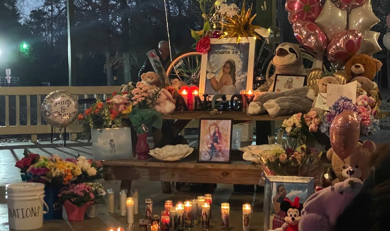 Con flores, veladoras, globos y fotos de la joven se le rindió tributo en Oak Hollow Pavillion del condado Waller, al noroeste del área de Houston.