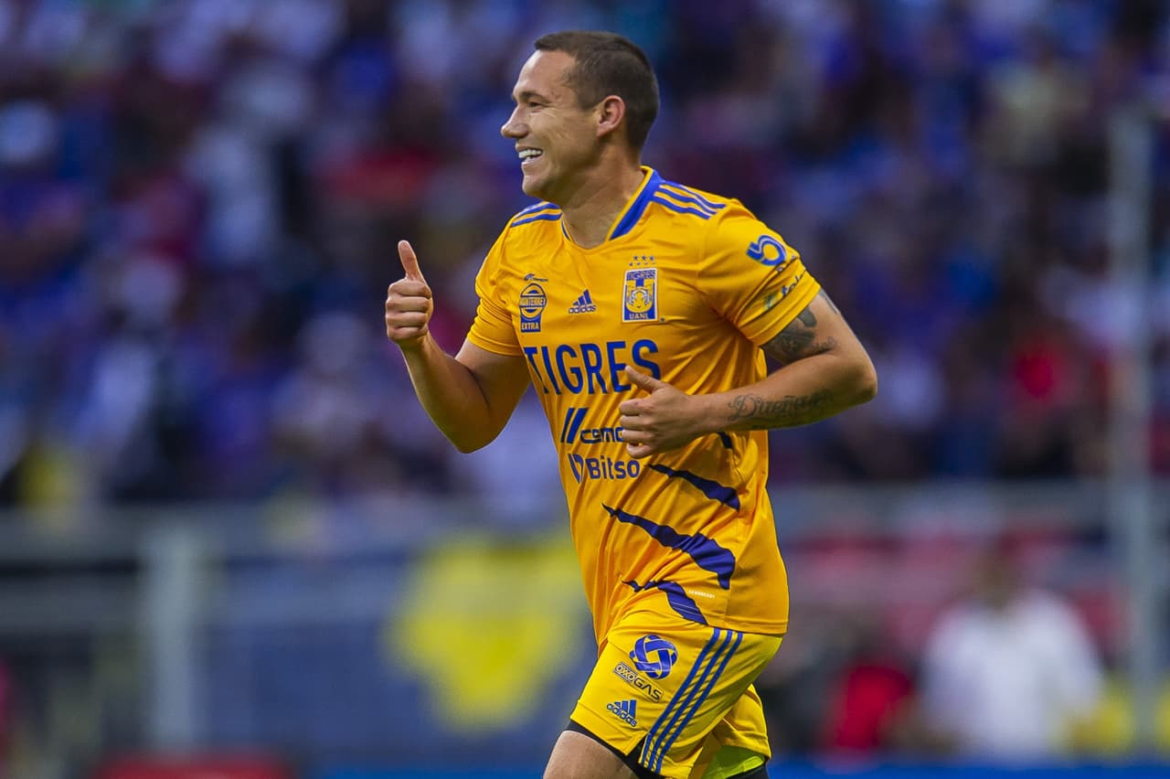 Tigres aprovechó las tímidas intenciones ofensivas de Cruz Azul y se puso en ventaja, la Máquina celeste intentó reaccionar en el segundo tiempo pero no le alcanzó para emparejar y el equipo del Piojo se llevó la ventaja.