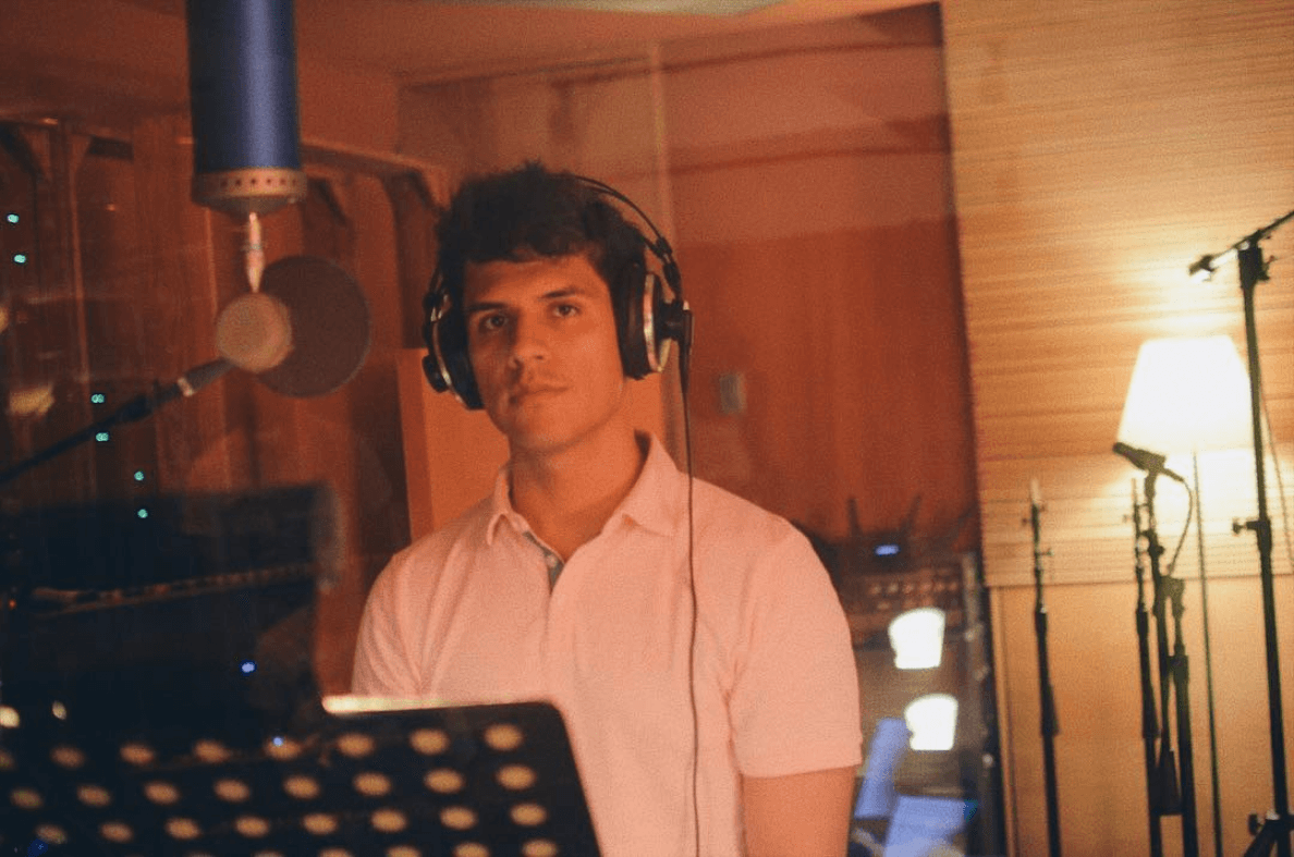 A un mes de su muerte, se descubrió que
<b>Juan Gabriel</b> había tenido otro hijo biológico con una empleada doméstica; su nombre es
<b>Luis Alberto Aguilera</b>, él tenía contacto con el cantante y es casi idéntico a su fallecido padre.